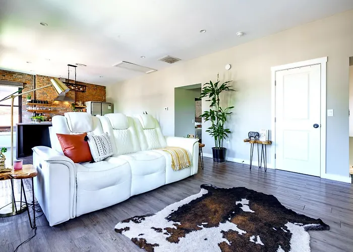 Jungle House Downtown - Modern Boutique