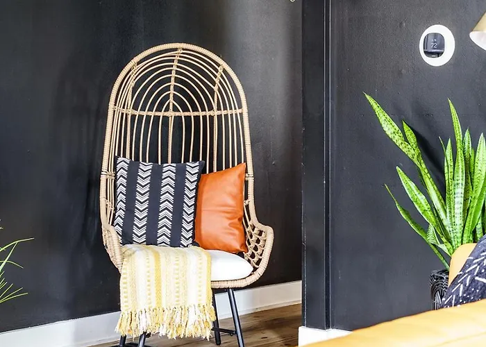 Jungle House Downtown - Modern Boutique *